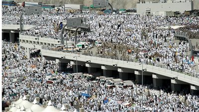 كيف نقاوم نقص المياه والأملاح خلال موسم الحج.. استشاري يوضح 8 نصائح