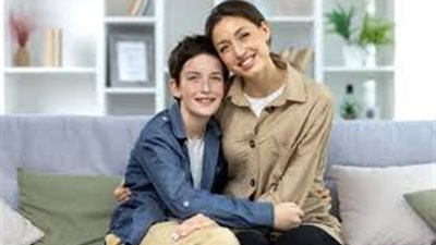 لا أشعر بالراحة عند لمس ابني المراهق.. ماذا أفعل؟