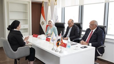 وزير العمل يشارك في المقابلات الشخصية لبرنامج 