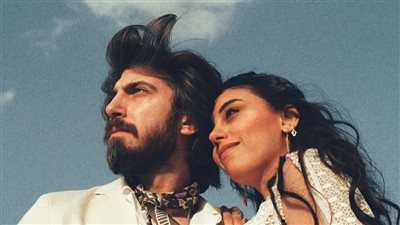 المخرج السوري سدير مسعود يعلن خطوبته رسميًا عند سفح الأهرامات 