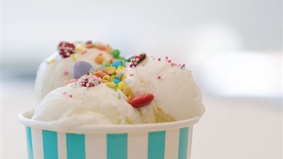 صحي ولذيذ .. طريقة عمل آيس كريم الزبادي بخطوات بسيطة