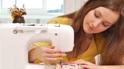 تفسير حلم خياطة الملابس في المنام للعزباء والمتزوجة 