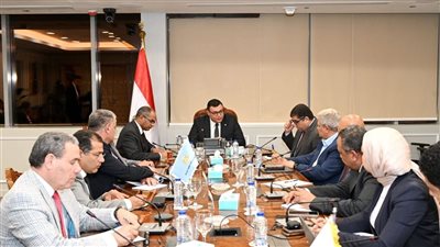 وزير الإسكان يتابع الجهود المبذولة في ملف تحلية المياه