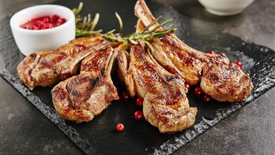 أكلات عيد الأضحي .. طريقة عمل الريش المشوية في مطبخك