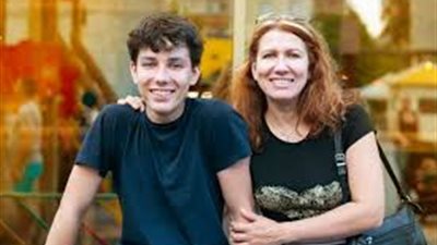 ابني يلومني على الطلاق ويرفض الحديث معي.. ماذا أفعل؟