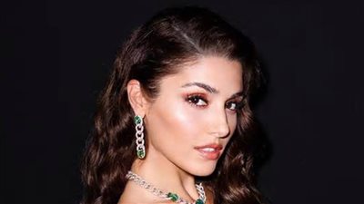 هاندا أرتشيل تتألق بإطلالة أنثوية ساحرة على يخت ساحلي 