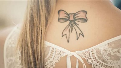 تفسير رؤية الوشم في المنام للعزباء والمتزوجة والحامل 