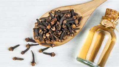 فوائد زيت القرنفل المذهلة للبشرة والشعر وطريقة استخدامه