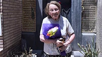 جينا نجيب الريحاني تحيي ذكرى والدها بوضع الزهور على قبره 