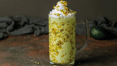 مثل الكافيهات.. طريقة عمل  آيس بستاشيو لاتيه بخطوات سهلة  