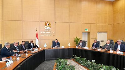 وزير الإسكان يتابع موقف مشروعات المرافق التي تقوم الوزارة بتنفيذها على مستوى الجمهورية وموقف توطين الصناعة