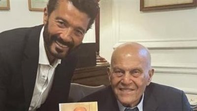 خالد النبوي يشارك صورا من حفل توقيع كتاب الدكتور مجدي يعقوب 