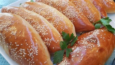 لذيذة وسهلة التحضير .. طريقة عمل فطائر الدجاج مع رقائق الذرة  