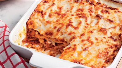 طريقة عمل اللازانيا باللحم وصوص البشاميل بخطوات بسيطة في مطبخك