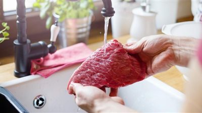 استشاري بالقومي للبحوث يقدم روشتة للوقاية من الأمراض المرتبطة باللحوم النيئة