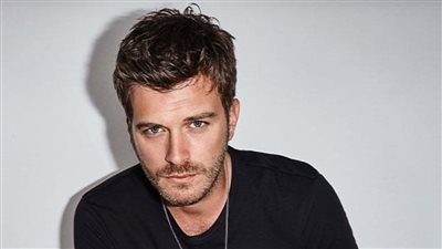 النجم التركي كيفانش تاتليتوغ يفاجأ جمهوره بإطلالة صادمة.. كيف يبدو شكله؟