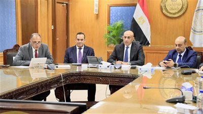 وزير التربية والتعليم يطمئن على الحالة الصحية للمراقبين المصابين في حادث سير بسوهاج