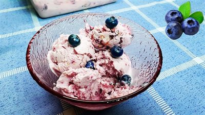 بمكونات إقتصادية .. طريقة عمل آيس كريم  البلوبيري المنعش 