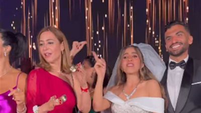 بالصاجات.. منة شلبي ترقص في حفل زفاف منة عدلي القيعي 