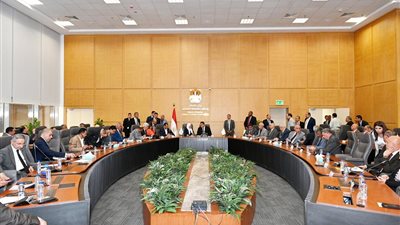 وزير الإسكان يعقد اجتماعه الدوري مع عدد من أعضاء مجلسي «النواب والشيوخ»