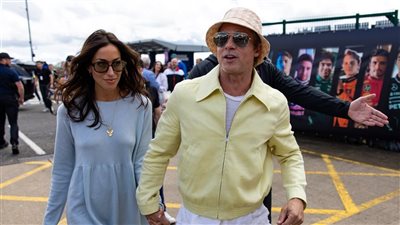 براد بيت يحرج حبيبته الشابة أمام الإعلام.. ماذا فعل؟ 