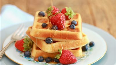 حلويات سهلة ولذيذة .. طريقة عمل الوافل بالعسل والفواكه