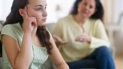 سمعت أصوات إباحية من هاتف ابنتي بالصدفة.. ماذا أفعل؟