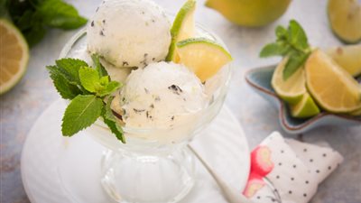 طريقة عمل آيس كريم الليمون والنعناع المنعش بمكونات بسيطة 