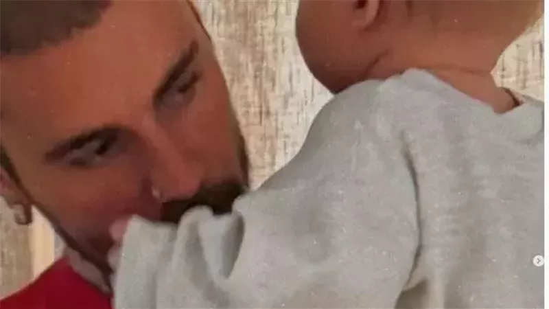 جاستن بيبر مع ابنه