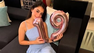 بفستان أزرق جذاب.. ياسمينا العبد تحتفل بعيد ميلادها الـ 19