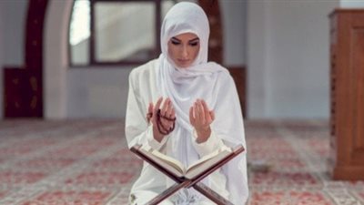 تفسير حلم قراءة الأذكار في المنام للعزباء والمتزوجة والحامل