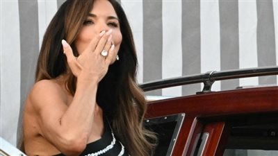 لورين سانشيز تخطف الأنظار بخاتم ألماسي وفستان من دولشي آند غابانا بزفافها 