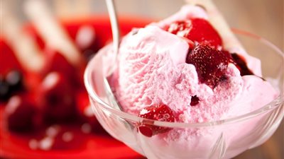  طريقة عمل آيس كريم الفراولة بمكونات بسيطة في المنزل