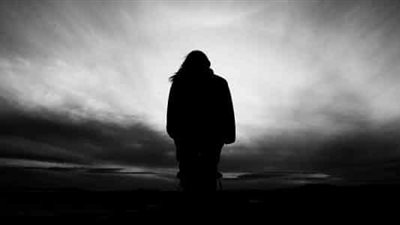 تفسير حلم المشي في الظلام للعزباء والمتزوجة والحامل 