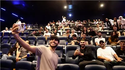 يروج لفيلمه في عز الضهر .. مينا مسعود يتجول بسينمات القاهرة