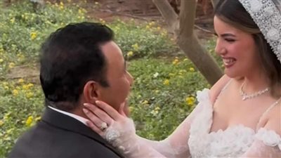 لماذا قبل محمد فؤاد يد عريس ابنته في حفل زفافها؟ 