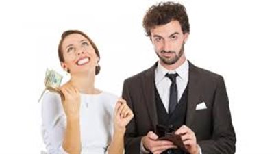 خطيبي لا يقدم لي هدايا ويتهرب من المصاريف.. ماذا أفعل؟