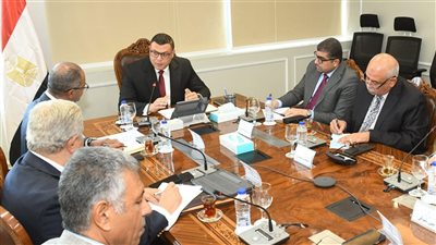 وزير الإسكان يتابع موقف عددٍ من مشروعات مرافق مياه الشرب بالمدن الجديدة