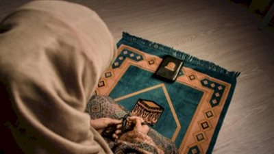 تفسير حلم صلاة الظهر في المنام وعلاقته بالتخلص من الأحزان 