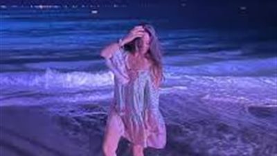 نرمين الفقي تخطف الأنظار بصورها على البحر.. والجمهور في انبهار