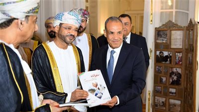 سفارة عمان بالقاهرة تصدر كتابا يوثق مشاركة السلطنة كضيف شرف معرض القاهرة للكتاب