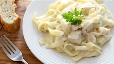 عشاء لذيذ.. طريقة عمل مكرونة ألفريدو بالدجاج مثل المطاعم