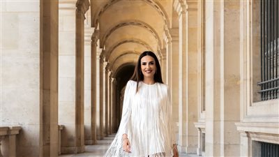 إطلالة إلسا زغيب البيضاء بالأهداب تسرق الأنظار أمام برج إيفل ومتحف اللوفر