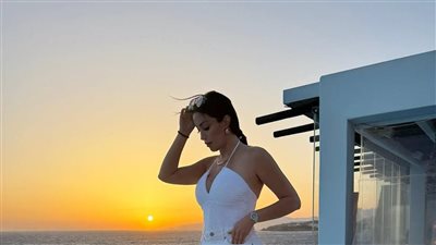 بالهوت شورت.. نسرين طافش تستمتع بإجازتها الصيفية في اليونان