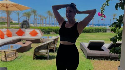 العمر مجرد رقم.. نرمين الفقي تبهر متابعيها بممارسة اليوجا