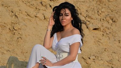 ميرهان حسين تحسم جدل خطبتها بعد رقصها على الشاطئ مع شاب مجهول 