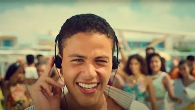 في إعلان جديد.. عمرو دياب وابنه عبد الله يحتلان التريند بأغنية «يلا»