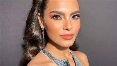 كارمن سليمان تتألق بفستان لامع في حفلها الأخير.. كم سعره؟ 