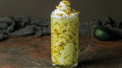  مثل الكافيهات.. طريقة عمل آيس بستاشيو لاتيه في مطبخك 