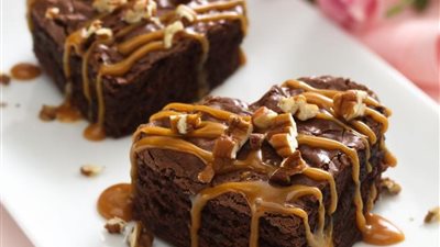 هشة ولذيذة.. طريقة عمل كيكة البراونيز باللوتس بخطوات سهلة 